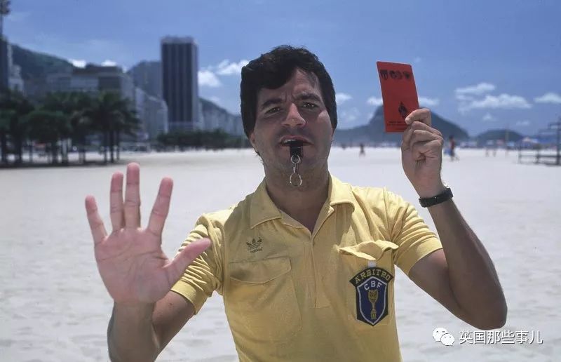 粉粉的裁判举止夸张，笑点满满，然而他却承受着巨大的委屈