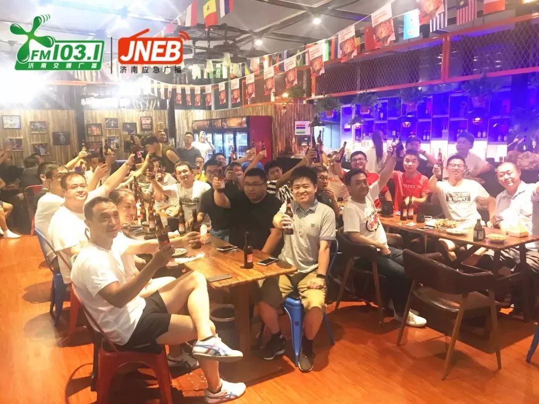 装腔不停！晓东小雨带你嗨翻世界杯冠军之夜！听说激情赛事与啤酒烤串更配哦~