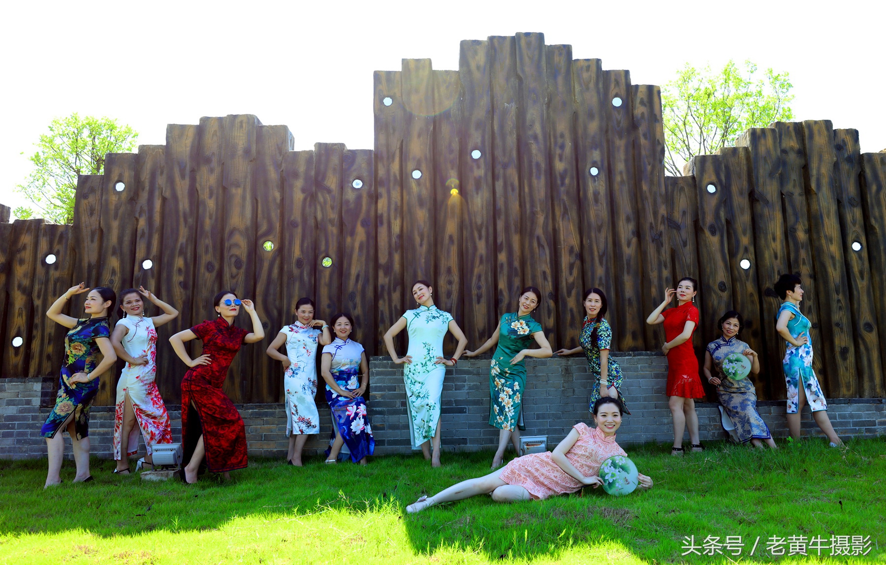 京山老年旗袍秀视频,月季园旗袍走秀