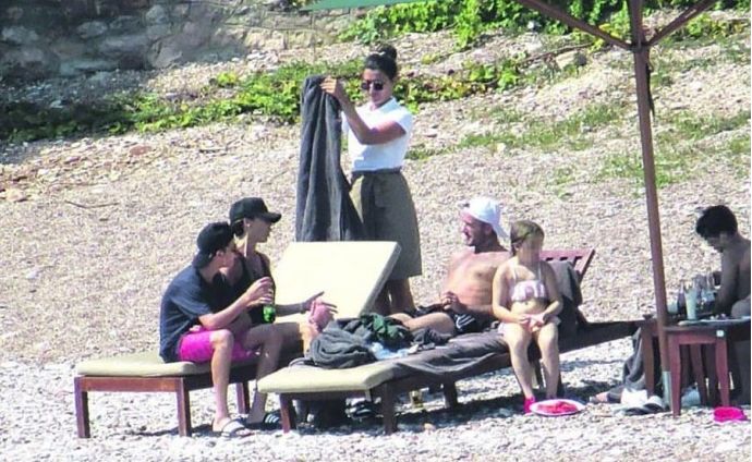 贝克汉姆全家度假，穿着比基尼的小七胖得实在太可爱了，贝嫂好瘦