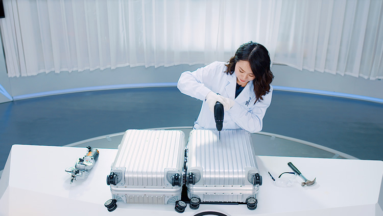 大牌捉妖记｜锯开了一个全新的RIMOWA箱子才知道正品值钱的真相