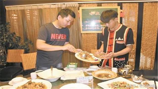 酒店服务员偷吃剩下菜,酒店吃剩的菜服务员可以打包吗