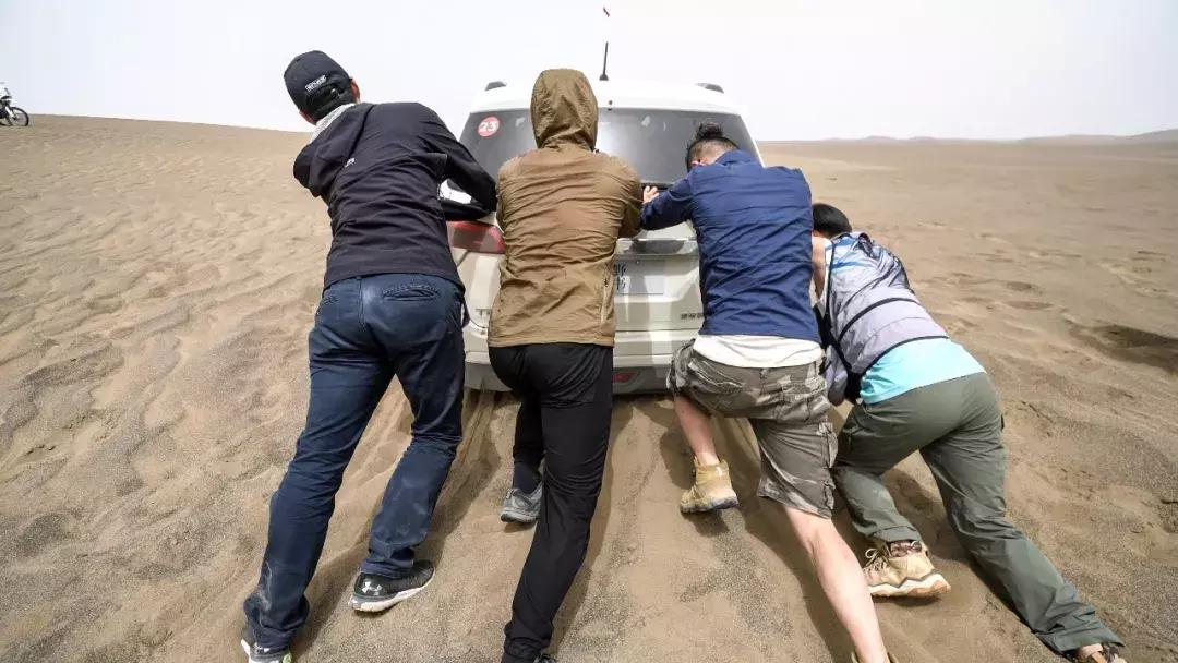 沙漠里把车开到起飞，这才是男人该玩的游戏｜远途心路