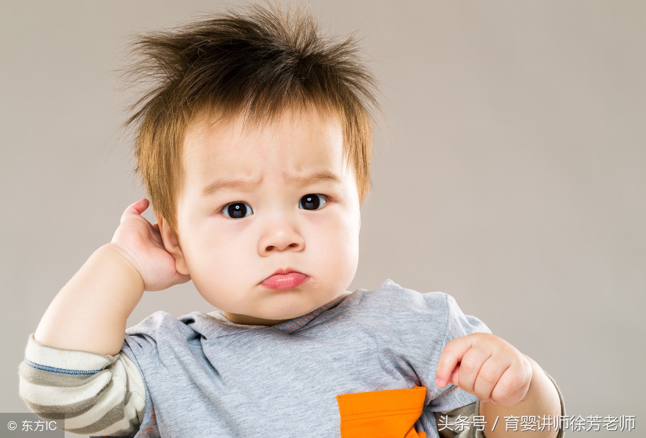 宝宝睡觉抓耳朵挠头哭闹怎么回事,宝宝频繁夜醒挠头抓耳怎么回事