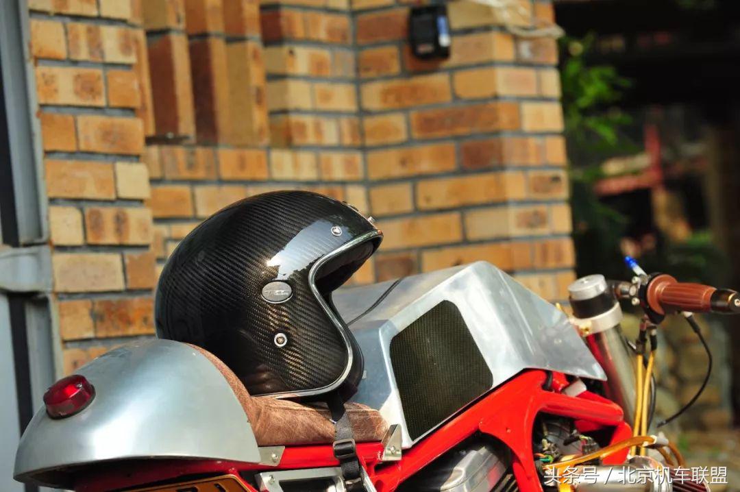 TORC碳纤复古盔确实有点不一样、材质、做工都不错、颜值也可以