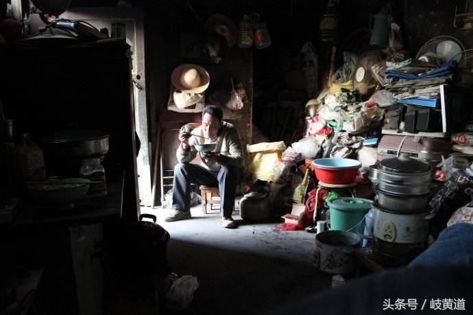 女性胳膊窝有个大包怎么回事,胳膊上突然多了一个肿包