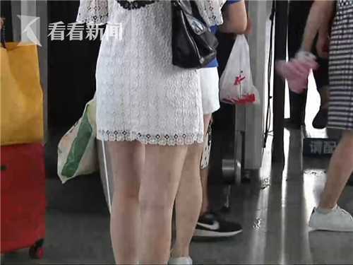 男子躲女厕趴地偷窥被抓现行,男子半年偷女租客18次