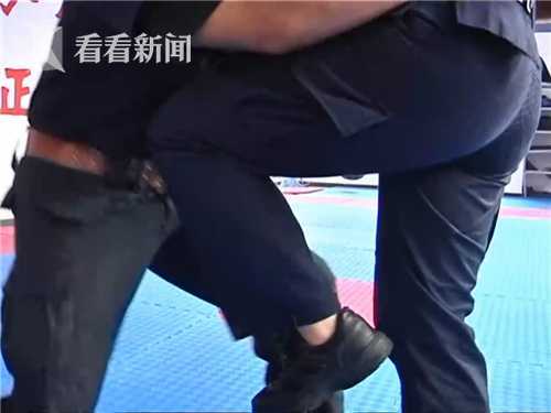 男子躲女厕趴地偷窥被抓现行,男子半年偷女租客18次