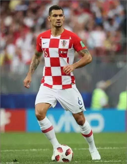 战机护航直播,克罗地亚首都数万球迷狂欢庆祝