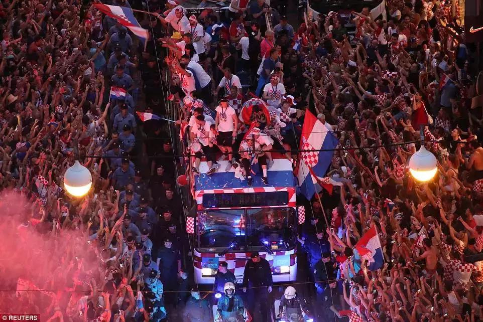 克罗地亚球迷赛后欢庆,克罗地亚首都球迷欢庆胜利