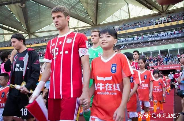 为什么球员进场牵小孩,球员为什么牵着球童