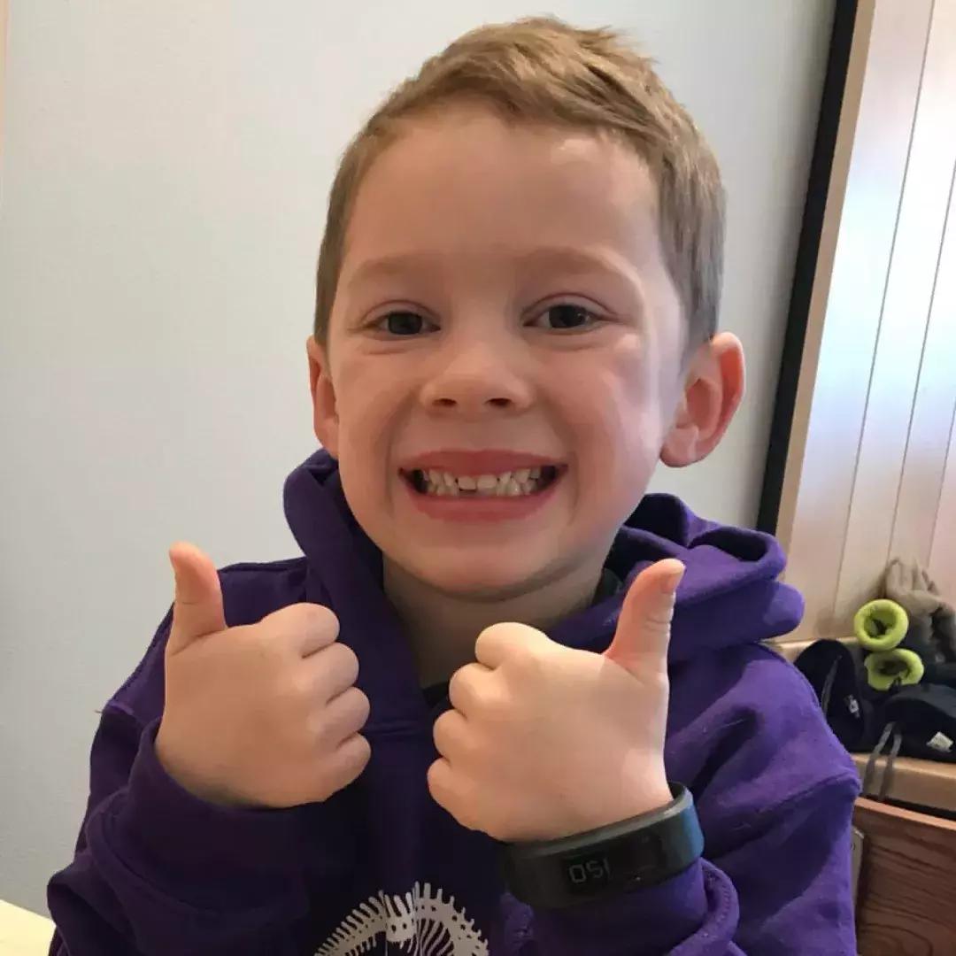 假笑爆红男孩,假笑男孩直播视频