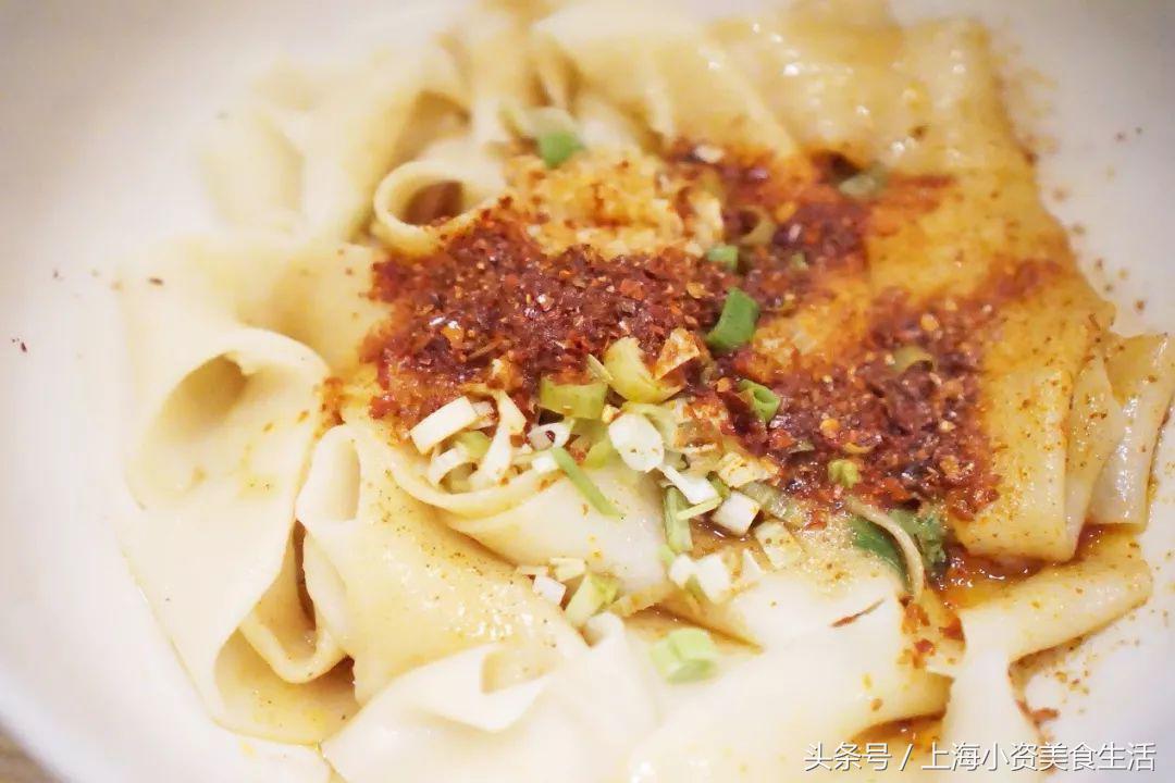 这家藏在南京路步行街背后的西北小馆，竟能把面做得天圆地方！