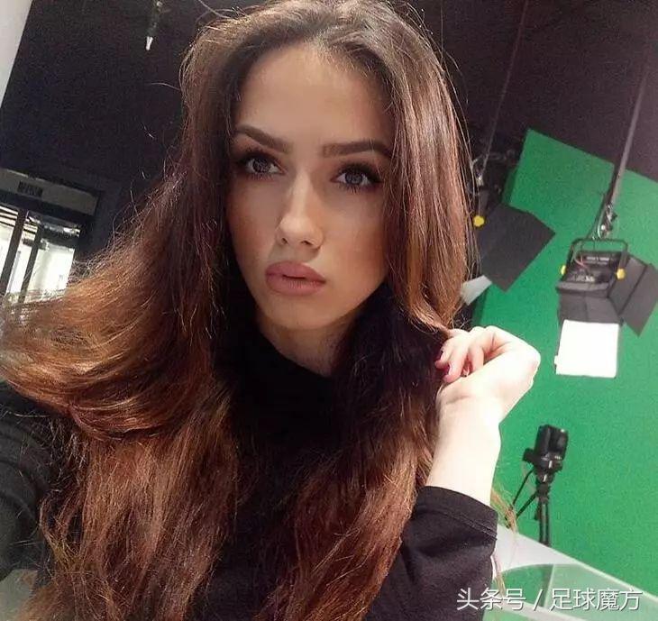 这位“不务正业”的天气女郎因足球一踹成名