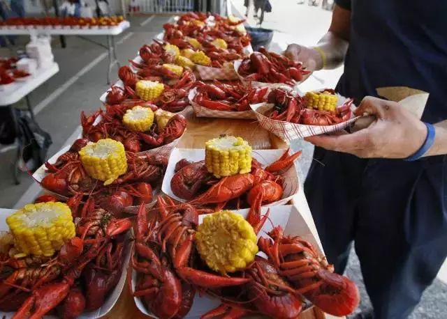 小龙虾夜宵美食最近最火爆的,小龙虾永恒之巅