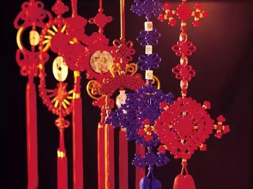 中国结是中国的一种传统而典型,中国结的样式和寓意