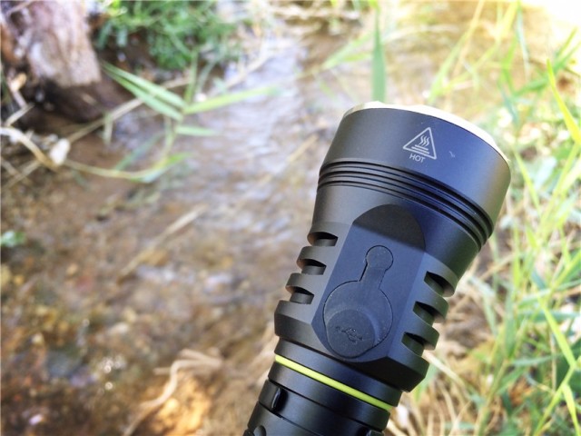 一射就是一大片，务本A214200流明直充强光手电实测