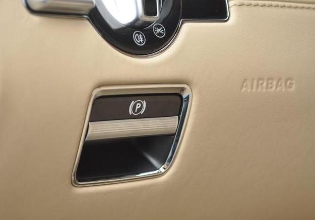 忘了拉手刹交通事故视频,司机忘了拉手刹