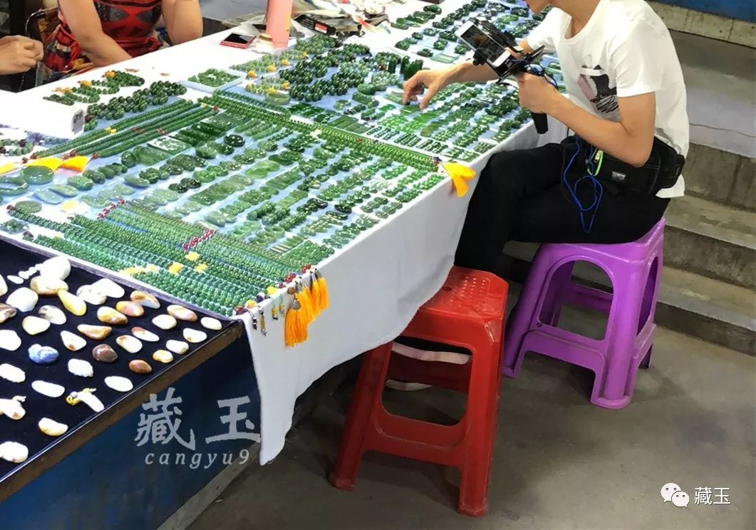 18个雕件45万！我在手机上看了一场和田玉的直播……