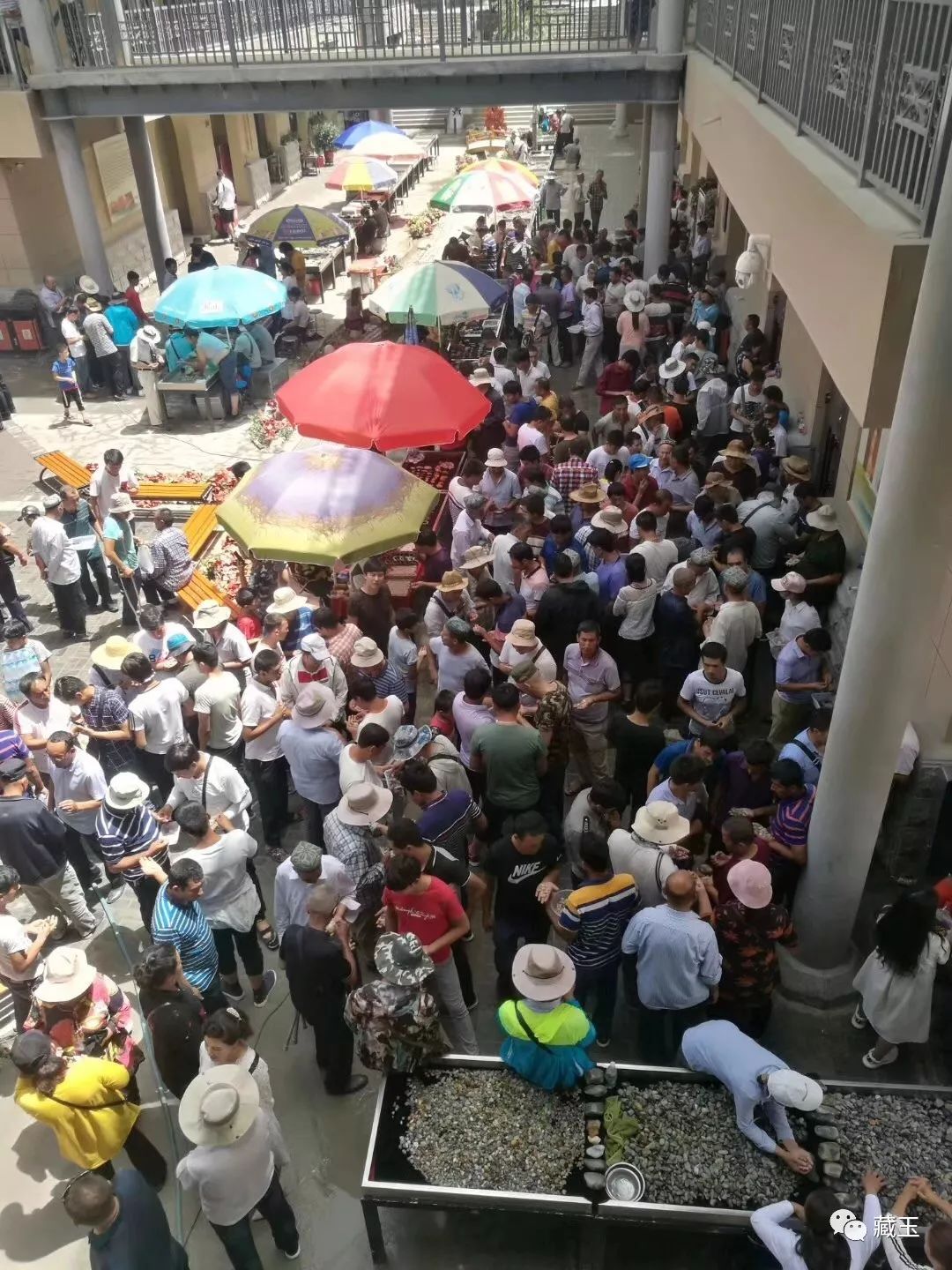 18个雕件45万！我在手机上看了一场和田玉的直播……