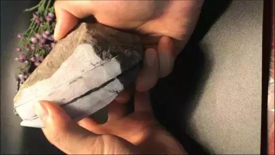 水翻砂紫罗兰翡翠原石,会卡翡翠原石脱沙料