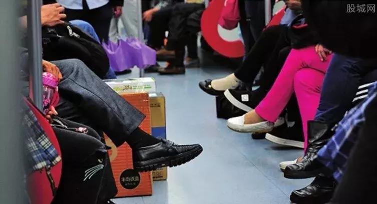 23岁姑娘撩起上衣,妈妈一看急疯了!暑假孩子一窝蜂看这病,再晚要吃大苦头!