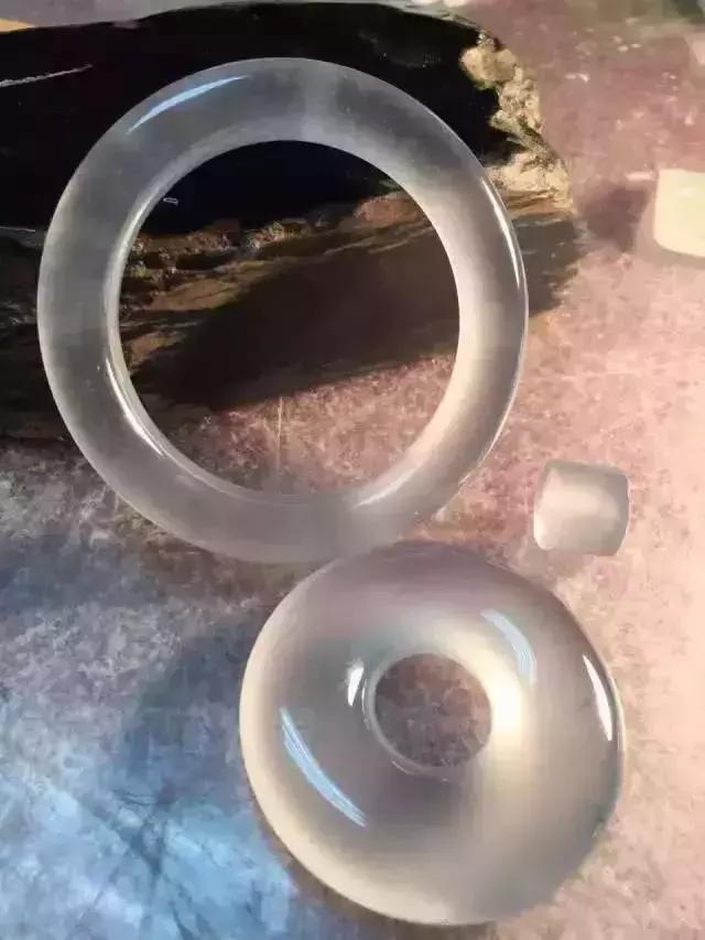 真正翡翠切出来的翡翠原石,翡翠原石开切制作成品全过程