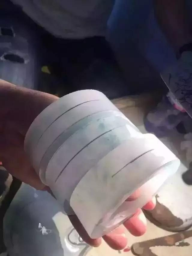 真正翡翠切出来的翡翠原石,翡翠原石开切制作成品全过程
