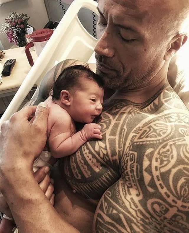 巨石强森被小女孩嘲讽没头发,巨石强森求助妈妈