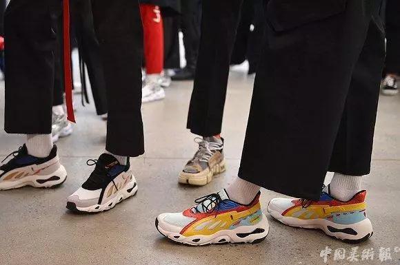 李宁拿大哥大短袖,2018年李宁纽约时装周