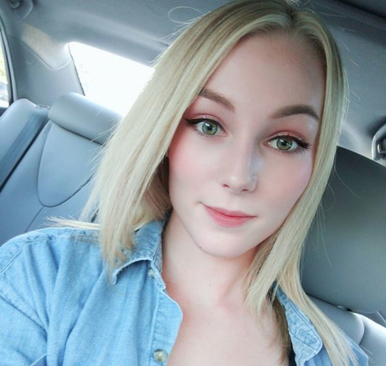 白人女子骂亚裔小伙,白人大骂亚裔女子