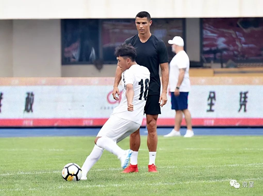 足球赛场和梅西击掌的小伙,小球童和c罗击掌后的反应