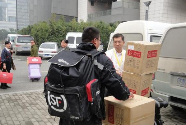 揭秘王卫顺丰快递员月收入多少,顺丰快递老板王卫有多少钱