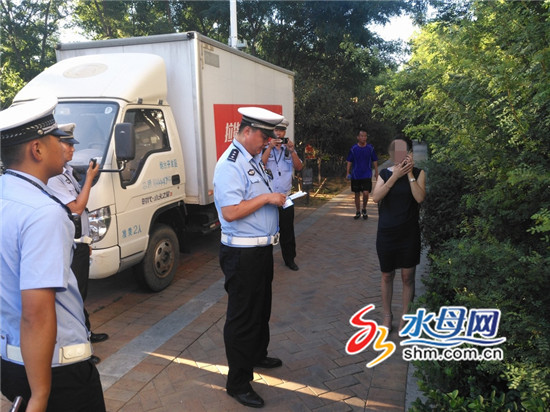 宝马女司机无证驾驶警车,女司机违反交通法规事件