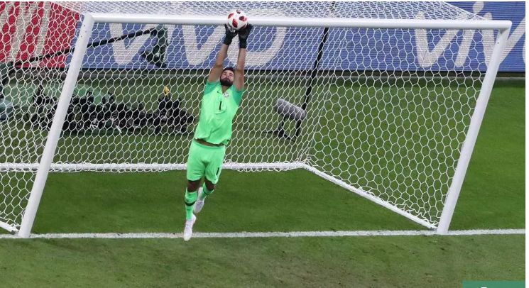 足球历史上身高最矮的守门员,足球史上身价最高的守门员