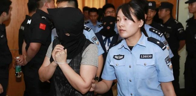 一个眼神治百病？靠“宇宙能量”敛财的催眠大师早该歇菜