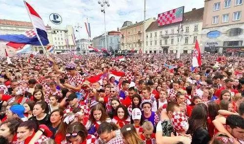 足球不只是一项运动英文,足球的确是一个有温度的运动