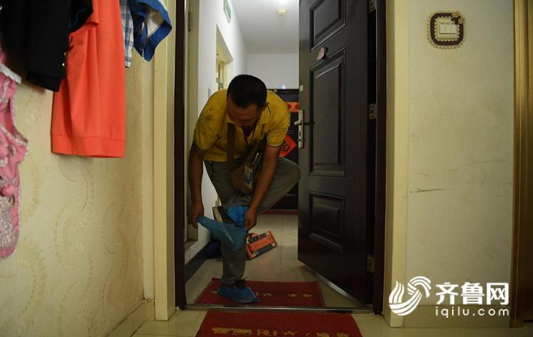 高温下的空调安装工用汗水送清凉,43度高温下安装空调