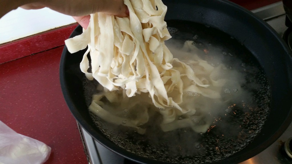 油泼面怎么做才好吃呢,油泼面怎么做好吃又简单视频