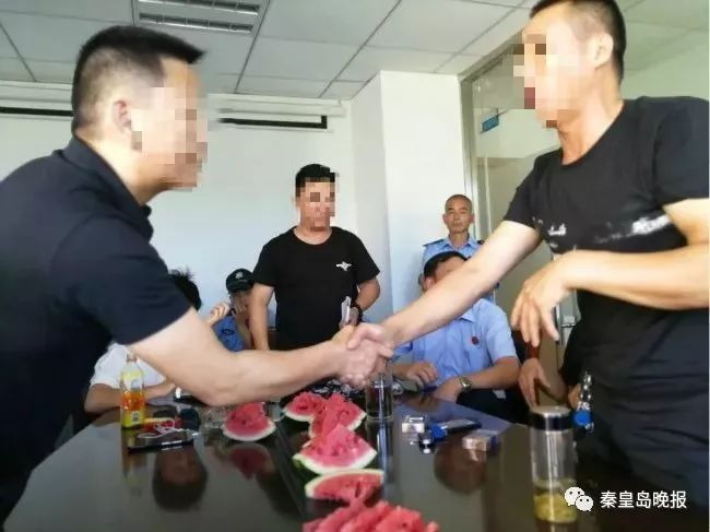 好气又好笑！一小区两位业主约架，准备徒手对决，结果……