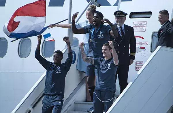 法胖带着法国队明星回家