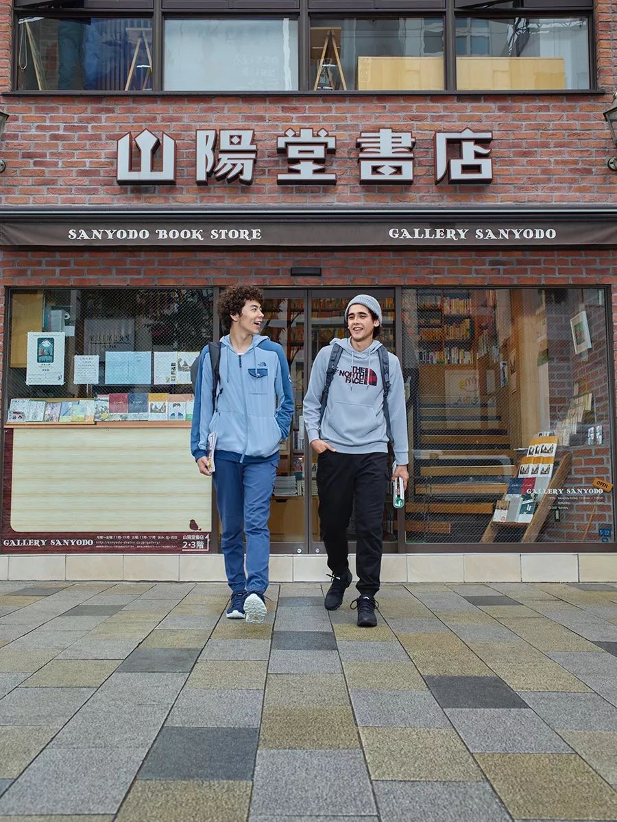 潮闻快食Champion推出金链设计!MMW曝光ALYX最新鞋款