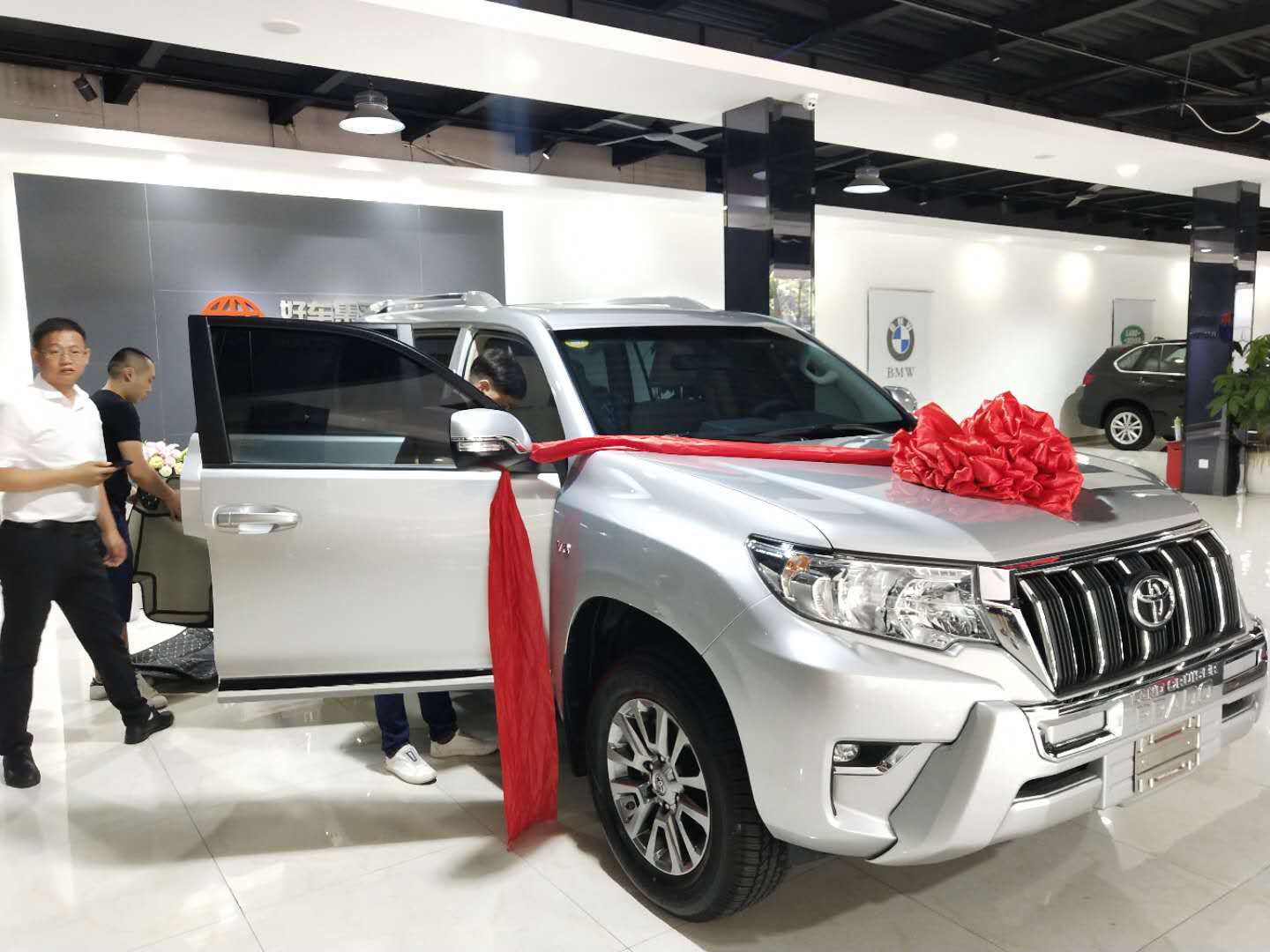 丰田霸道提车需要多少钱,丰田霸道2700绿色老款