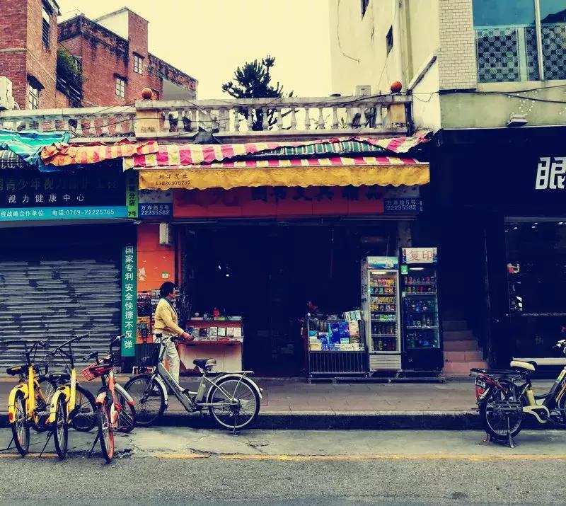 几乎每个莞城人都在这家店买过书包，如今却要跟它说再见了……