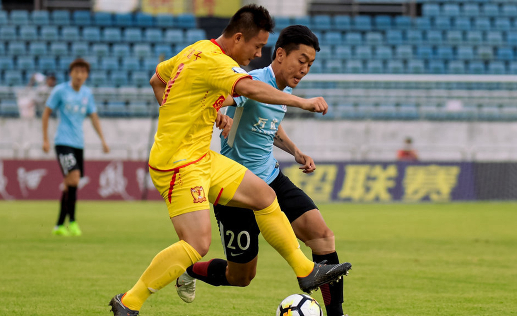 学王燊超*器武**加成？保级队再闹笑话，中超球员赛场之上疑再带项链