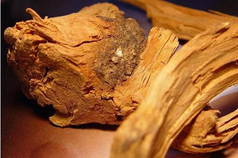 室内红木家具关灯后发出响声,为什么家里的红木沙发会有响声