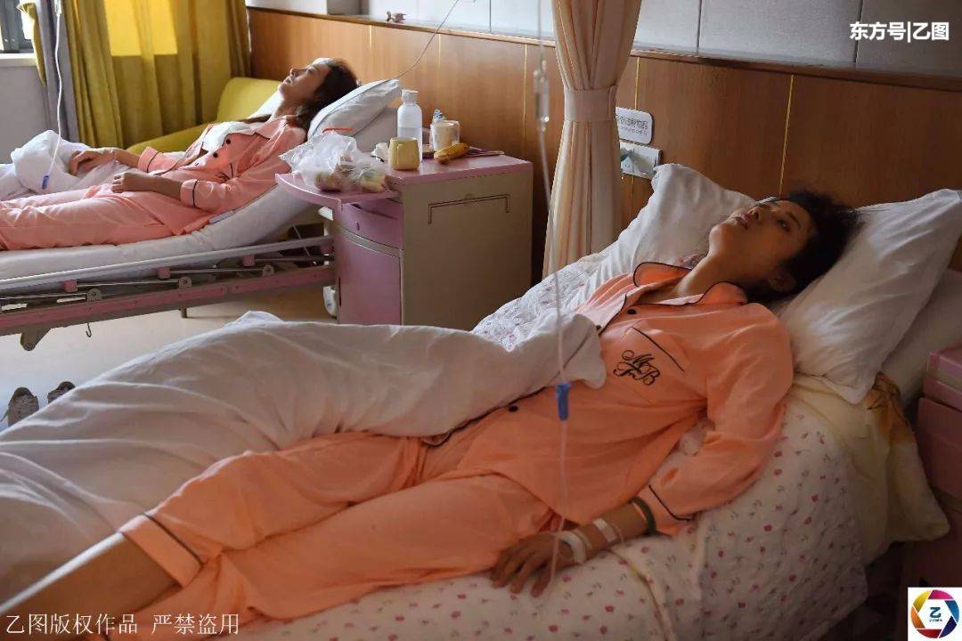 闂鸿湝涓や汉闅嗚兏,闂鸿湝鍚屾椂闅嗚兏