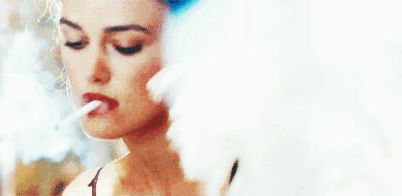 凯拉奈特莉颜值巅峰,平胸也能穿出自信来