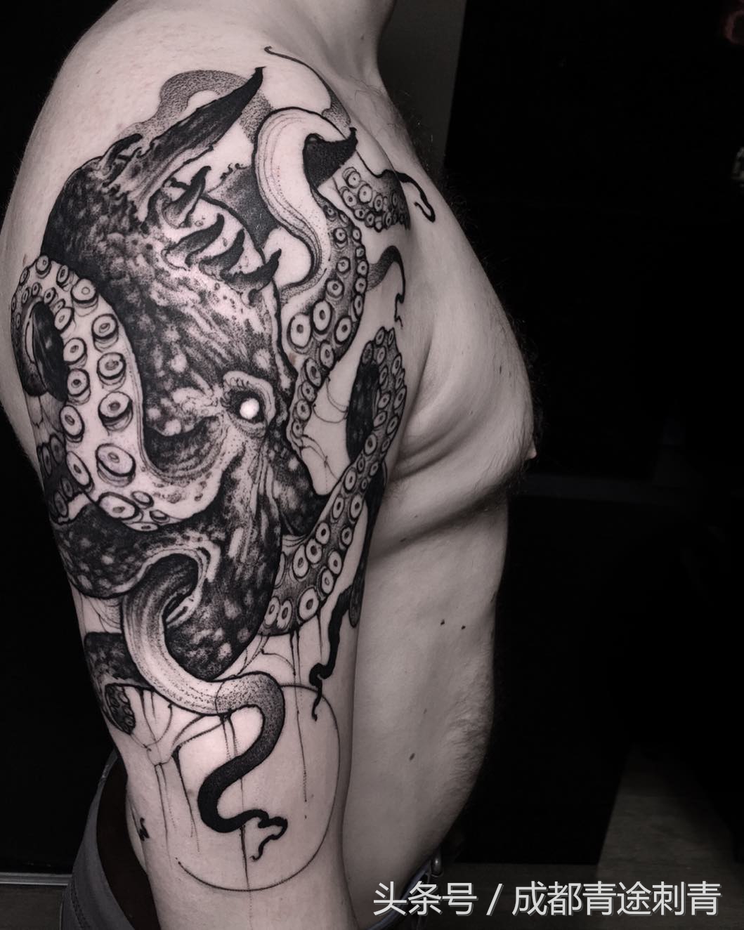 从球场到纹身店，一个差点被足球“耽误”的纹身师