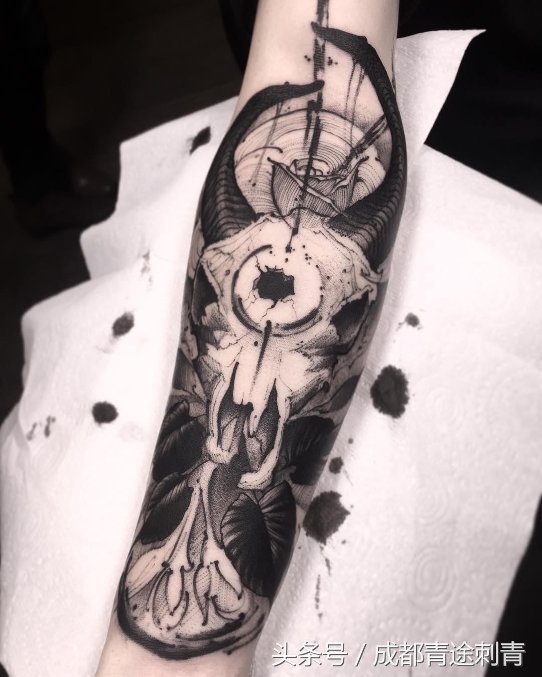 从球场到纹身店,一个差点被足球“耽误”的纹身师